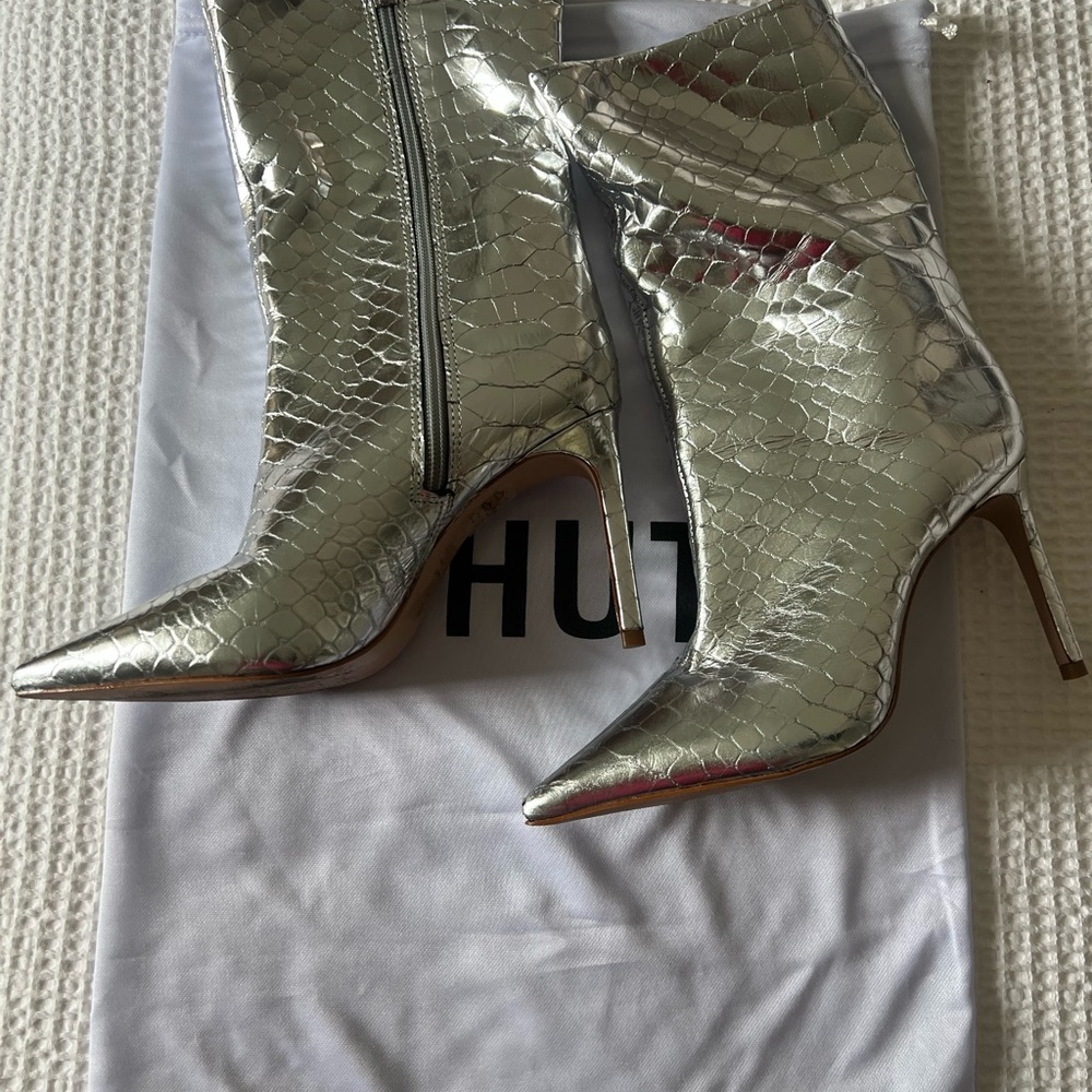 SCHUTZ Silver Heeled Boots Elegant Design